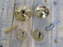 Fixed door knob - polished brass - with security roses