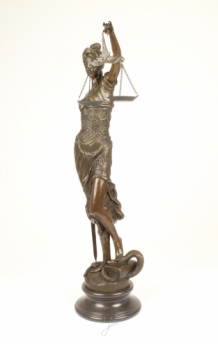 Eine sehr große Bronzestatue der Lady Justice