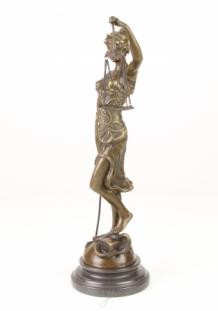 Een bronzen beeld van de Vrouwe Justitia