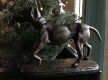 Hunting dog with prey in bronze-metal look.