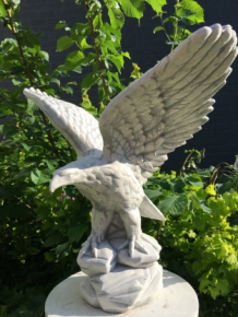 Steinadler, schöne Skulptur