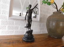 Een bronzen beeld van de Vrouwe Justitia