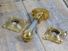 Toilet door closure, brass, twist lock guest toilet.