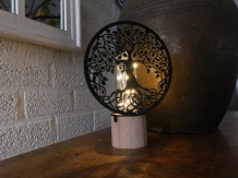 Leuke lamp met hiervoor een sierlijk ornament, 'levensboom'