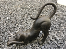 Skulptur einer sich streckenden Katze