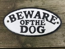 Ein gusseisernes Schild mit der Aufschrift: ''BEWARE OF THE DOG'', schöne fette Buchstaben!