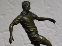 Bronzeskulptur Fußballspieler - auf Marmorsockel