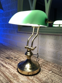 Een prachtige messing-groen glazen banking desk buro lamp