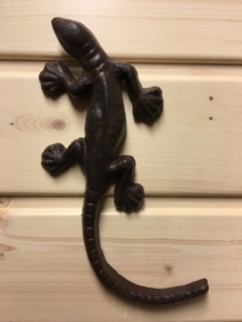 Niedlicher Salamander aus Gusseisen