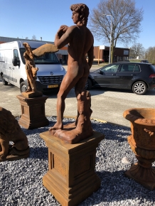 Große Steinoxid-Skulptur der biblischen Figur David auf Sockeloxid, wunderschön!