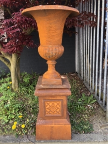 Gartenvase aus Gusseisen auf Gusseisensockel, sehr feines und schönes Design