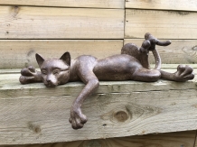 Skulptur einer liegenden Katze aus Polystein