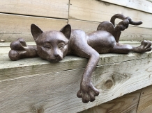 Skulptur einer liegenden Katze aus Polystein