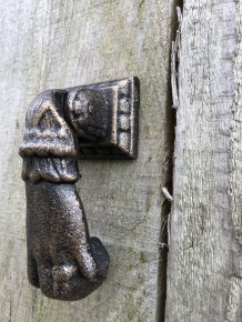 Bijzondere deurklopper als 'hand', metaal, bronslook