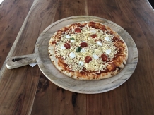 Tablett Pizza XL mit Griff, rustikales Tablett aus Massivholz.