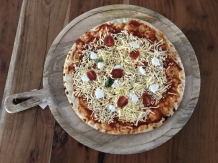 Dienblad-pizza XL met handvat, rustiek dienblad gemaakt van massief hout.