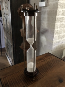 Beautiful large hourglass with 2 x compass, beautiful and attractive design