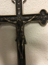 Jesus am Kreuz, patiniertes Messing INRI