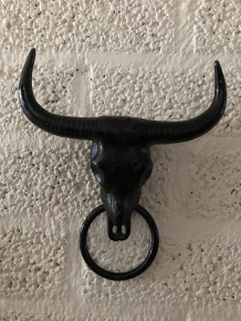 Gietijzeren  bull skull met handdoek ring, zwart, fraai!