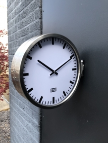 Schöne doppelseitige Industrie-Wanduhr von boo, Stahl