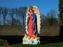 Wunderschöne Maria-Statue mit Engeln und Rückenplatte, vollfarbiger Polystone