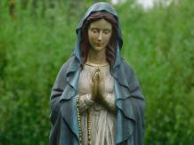 Statue von Maria XL mit Rosenkranz - Polystone - In Farbe