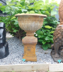 Große Vase, Metall-Gartenvase, robust und klassisch