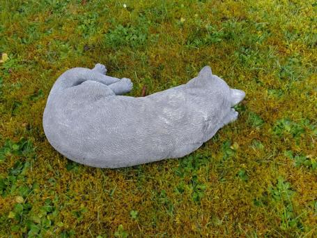 Gartenskulptur schlafende Katze