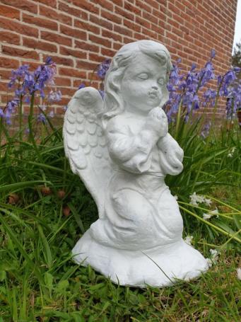 Betender Engel, Gartenstatue