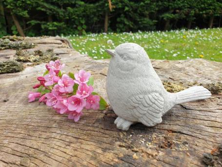 Süße Gartenfigur eines Spatzes, Vogels