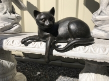 Skulptur einer liegenden Katze aus Polystein, wunderschön!