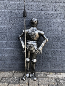 Beautiful knight, all metal-aluminum look, very beautiful.