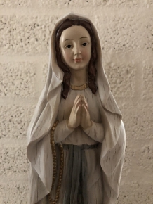 Beautiful statue of Mary praying, polystone in wood look