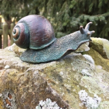 Sculptuur slak, fontein/vijver decoratie, mooi polysteinen beeldje voor in de tuin