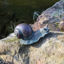 Sculptuur slak, fontein/vijver decoratie, mooi polysteinen beeldje voor in de tuin