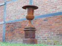 Garden vase cast iron X - on iron pedestal very fine and beautiful design