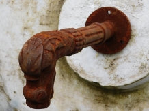 Wasserspeier, Brunnenauslauf, Brunnen - Fabelwesen Gargoyle als Speier