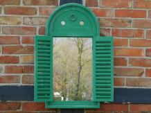 Spiegel met houten frame en deurtjes - vintage green