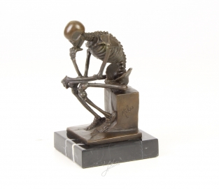 Eine Bronzeskulptur des Skeletts DENKER