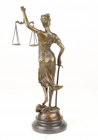 Een bronzen beeld van de Vrouwe Justitia