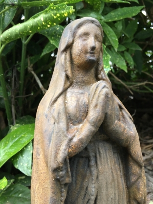 Statue der Jungfrau Maria voller Stein, schön im Detail, Farbe oxid