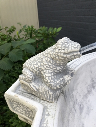 Gartenbrunnen mit spuckenden Fröschen - voll mit Stein