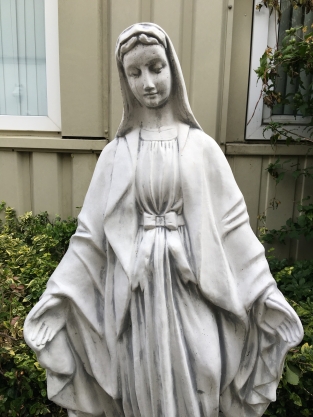 Mutter Maria, große Vollsteinskulptur