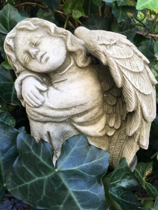 Beautiful sitting angel, full of detail, full of cast stone.