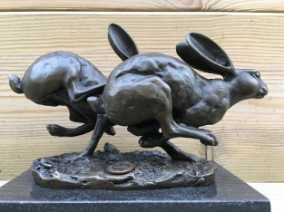 Bronzeskulptur von 2 laufenden Hasen