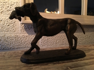 Jagdhund mit Beute in Bronze-Metall-Optik