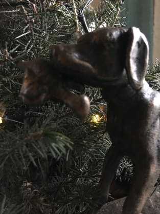 Hunting dog with prey in bronze-metal look.