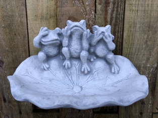 Wandornament steen, waterbad, vogelbad met 3 kikkers, horen, zien en zwijgen.