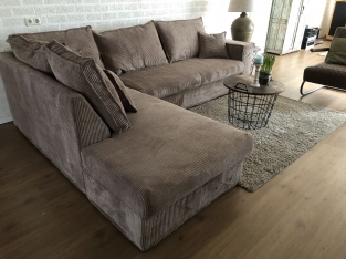 Prachtige forse nieuwe taupe rib stoffen hoekbank model