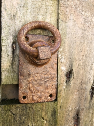 Rustikaler Ring als Türschließer/Torwächter rustikales Metall